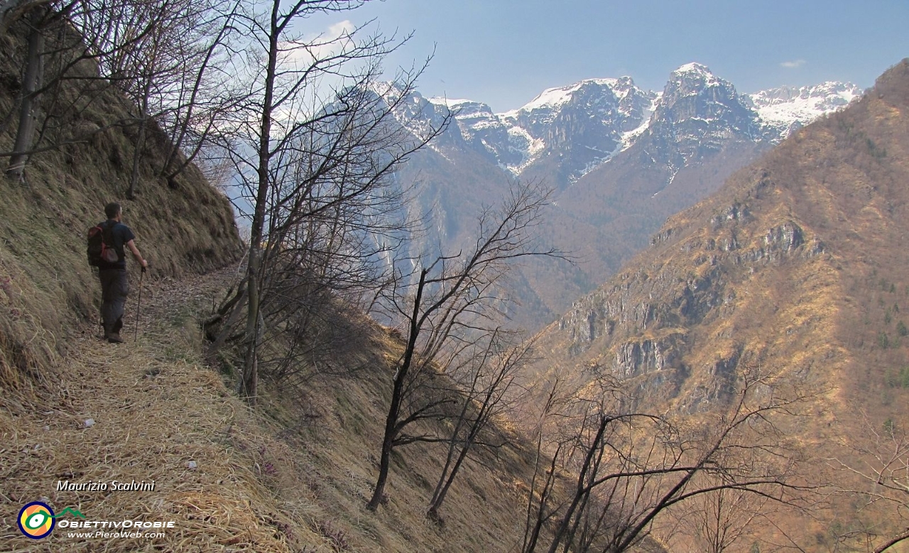 15 Il panorama si arricchisce con belle vedute sulle montagne della Valtorta....JPG